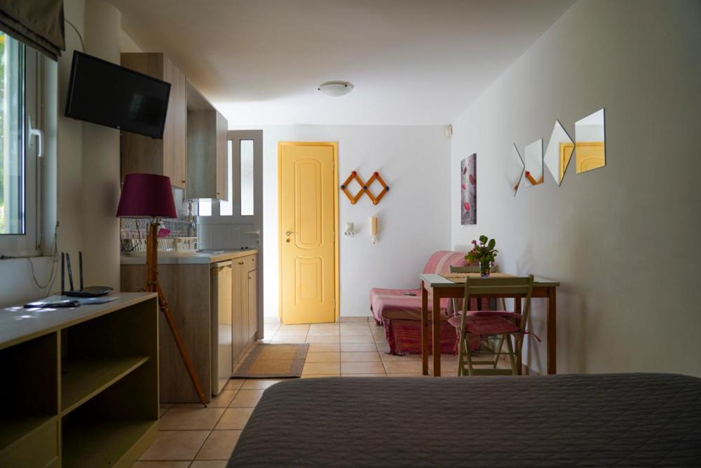 Cosy Guest House With Private Yard Saronida 外观 照片